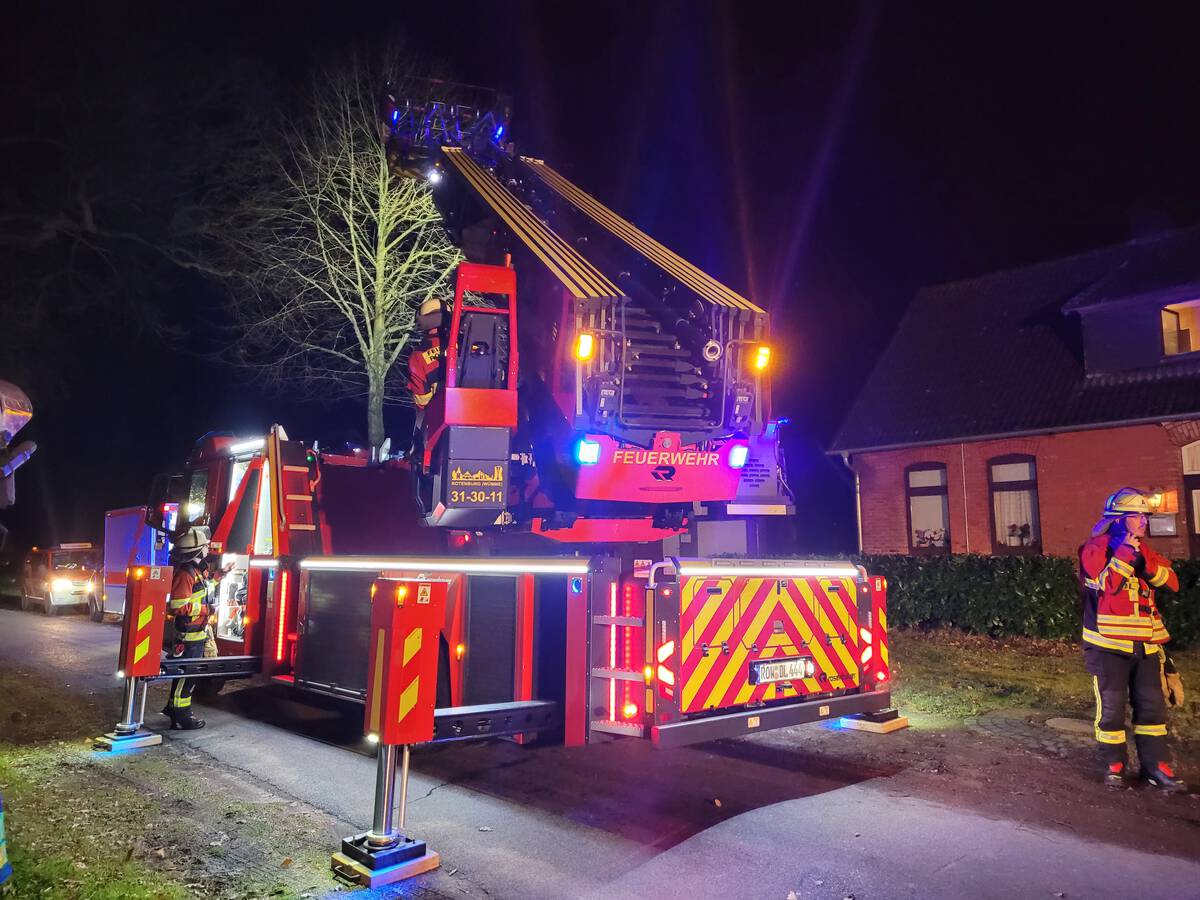 Personenrettung über Drehleiter in Jeddingen
