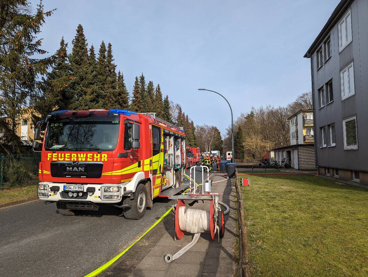 Brennende Mülltonnen greifen auf Garage über