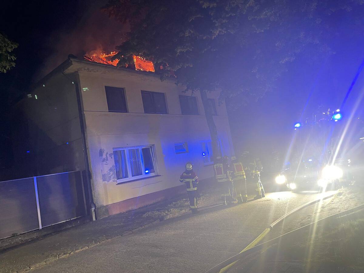 Dachstuhl brennt in voller Ausdehnung