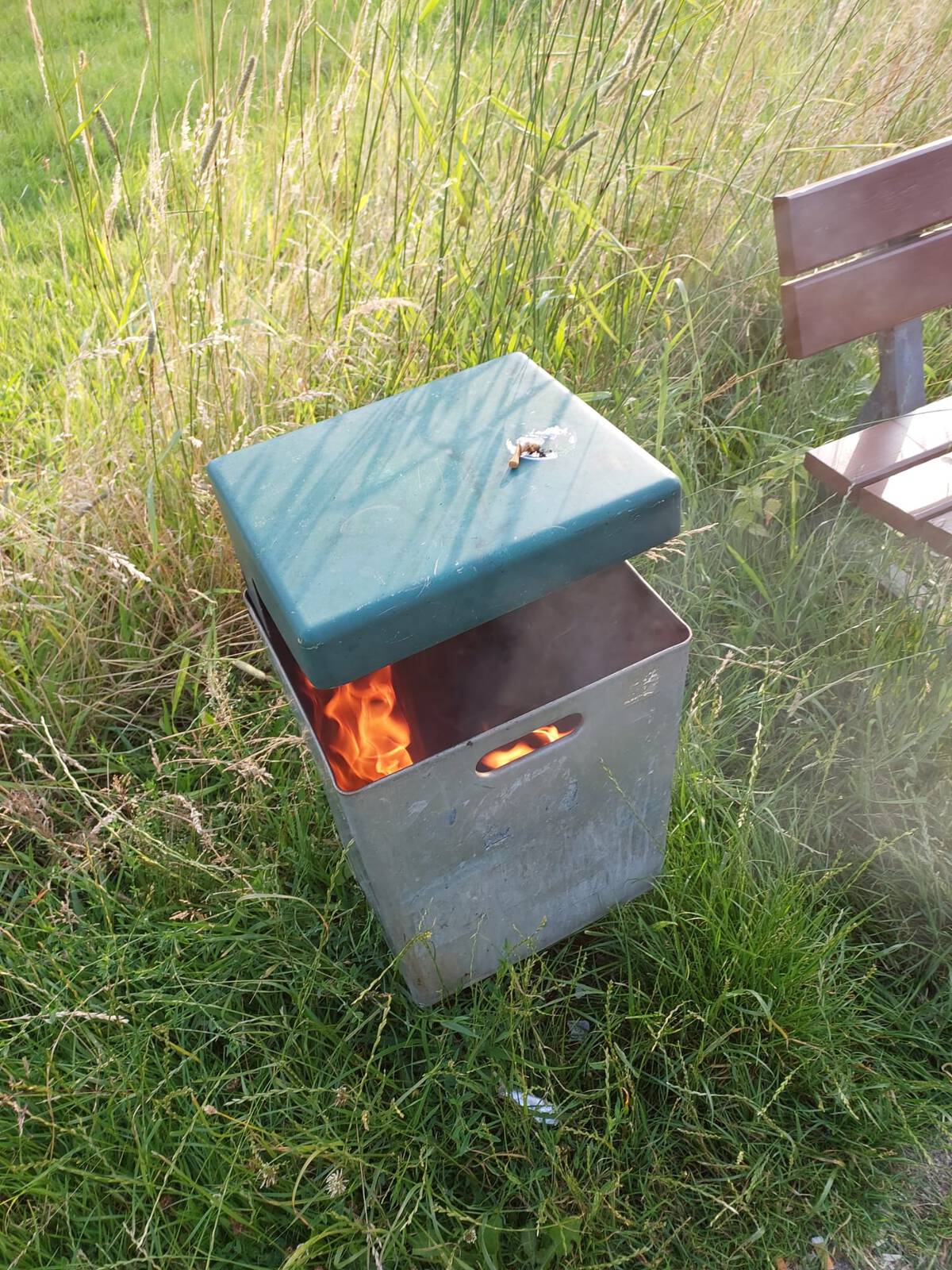 Brennt Mülleimer