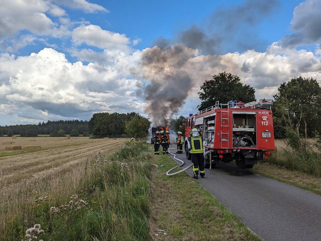 Brennende Quaderballenpresse an der Bundesstraße