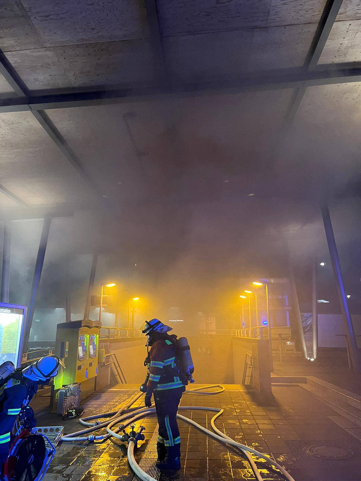 Feuer in Bahnhofsunterführung