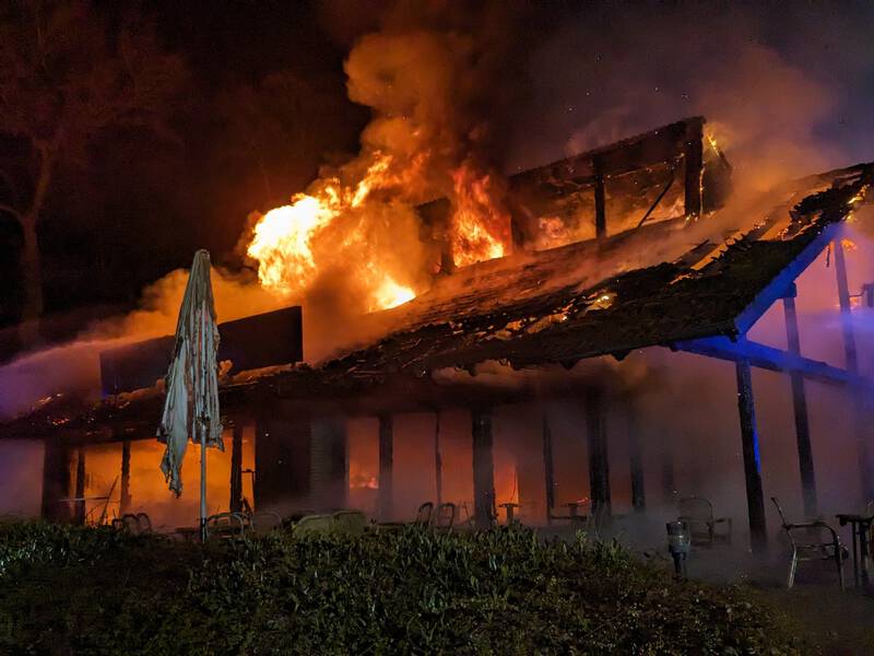 Brennt Gebäude in voller Ausdehnung